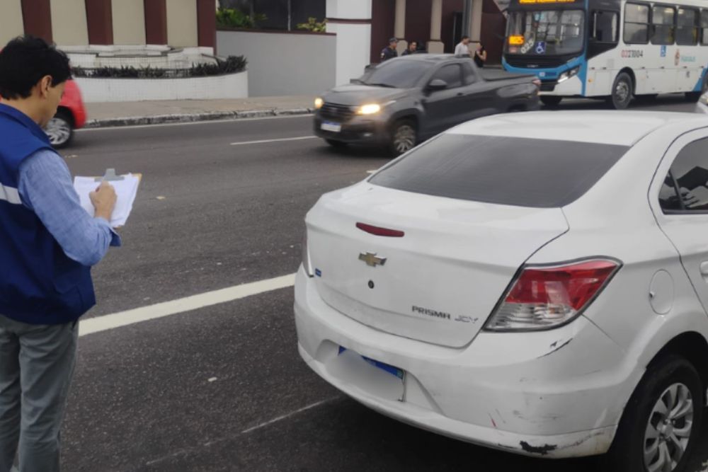 Acidente na Torquato Tapajós deixa motociclista ferido em Manaus