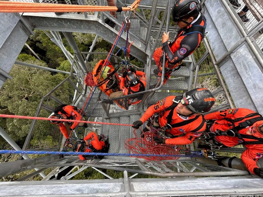 Treinamento do Corpo de Bombeiros simula resgate de vítima na Torre do Musa