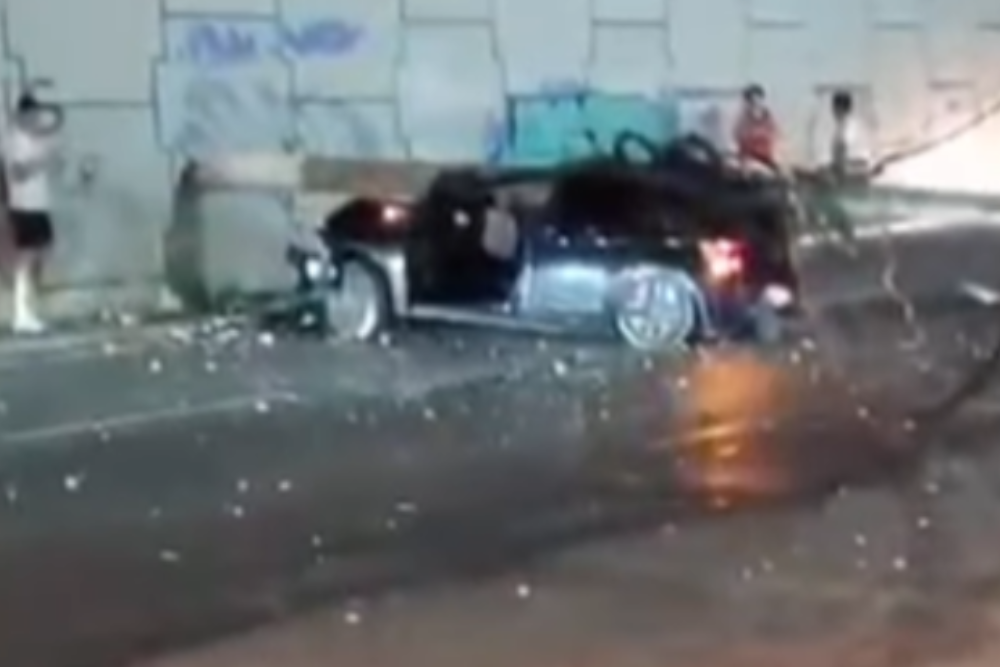 Carro atinge poste e fica destruído após acidente na avenida Efigênio Salles em Manaus