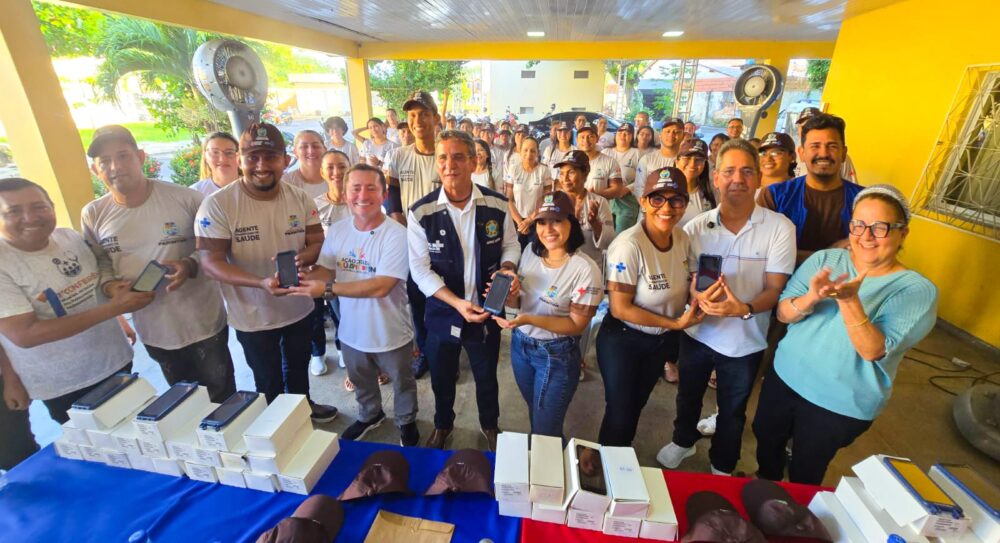 Parintins entrega celulares a agentes de saúde