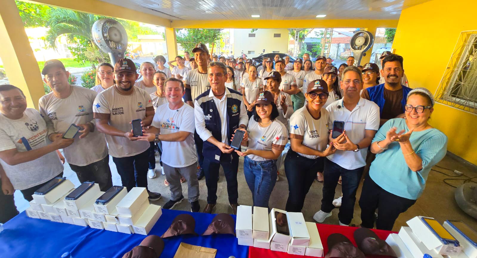 Parintins entrega celulares a agentes de saúde