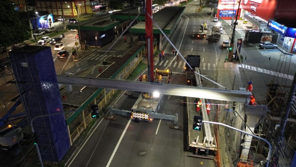 Nova etapa das obras na Torquato Tapajós avança com instalação de vigas de passarela