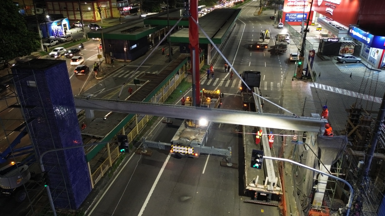 Nova etapa das obras na Torquato Tapaj&oacute;s avan&ccedil;a com instala&ccedil;&atilde;o de vigas de passarela