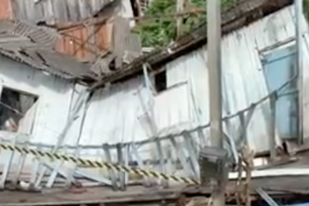Casa desaba no Centro de Manaus e moradores escapam minutos antes da tragédia