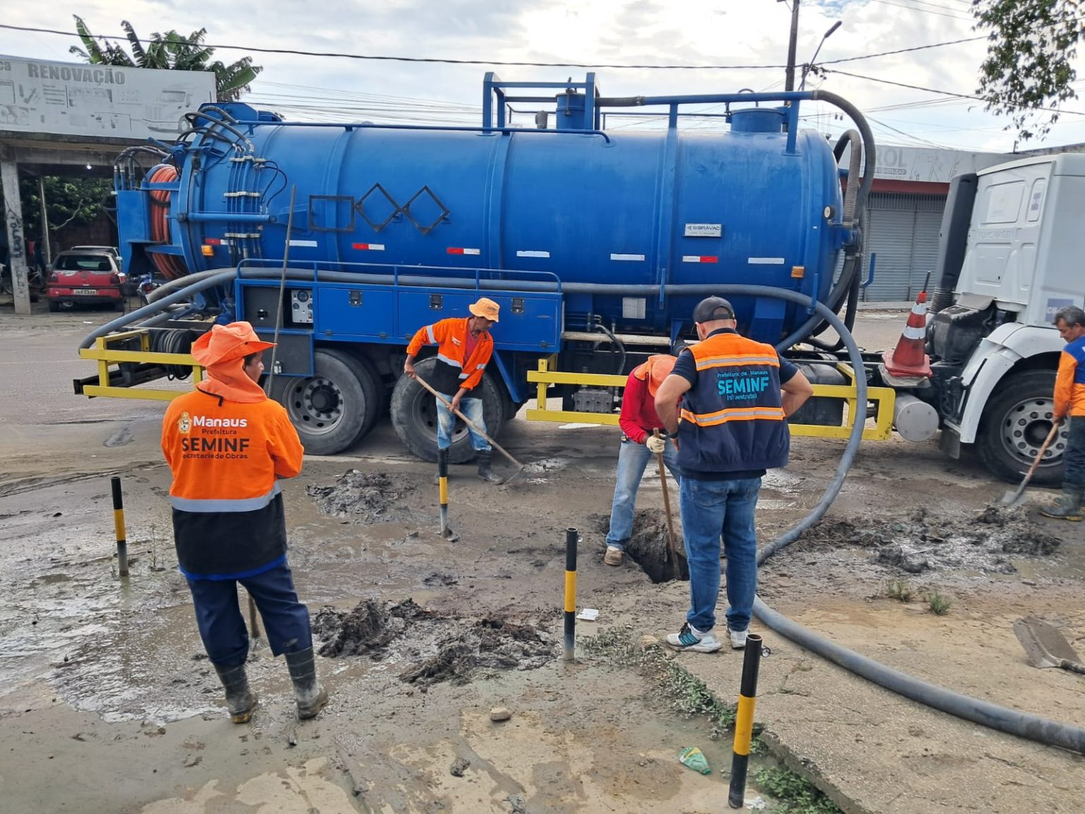 Prefeitura intensifica limpeza de drenagem no bairro Tarum&atilde; durante plant&atilde;o operacional