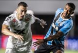 Grêmio reage após falhas defensivas, vence o Santos de virada e tira rival da zona de conforto