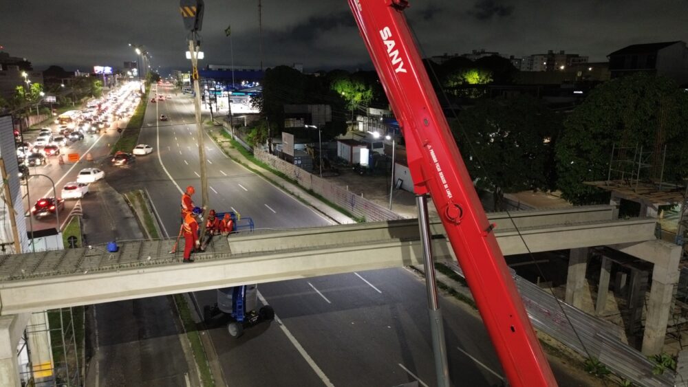 Nova passarela da avenida Torquato Tapajós entra em fase de instalação das vigas em Manaus