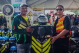 Detran-AM entrega 210 kits de segurança a mototaxistas e motofretistas em Presidente Figueiredo
