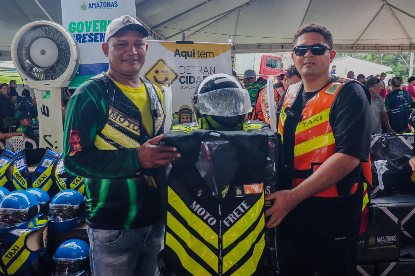 Detran-AM entrega 210 kits de seguran&ccedil;a a mototaxistas e motofretistas em Presidente Figueiredo