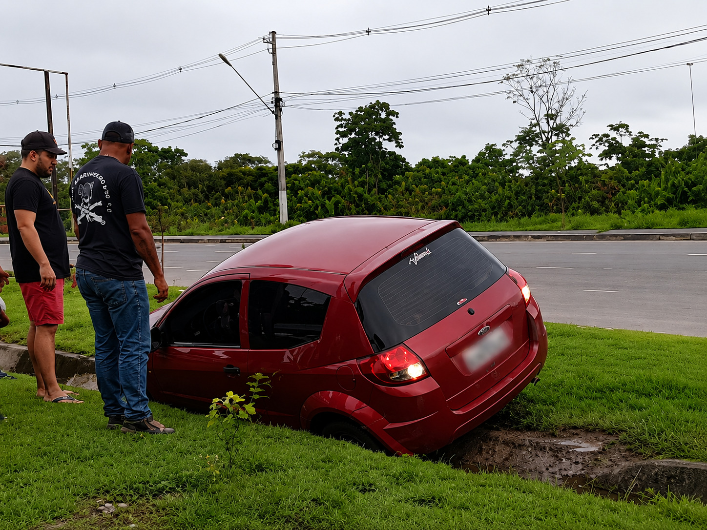 Motorista fica preso às ferragens após carro atingir canteiro central na avenida do Turismo