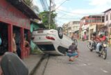 Carro capota após colisão no bairro Novo Aleixo em Manaus