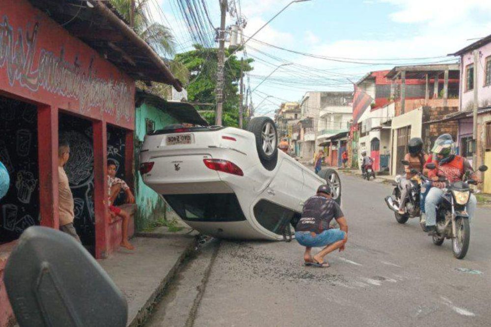 Carro capota após colisão no bairro Novo Aleixo em Manaus