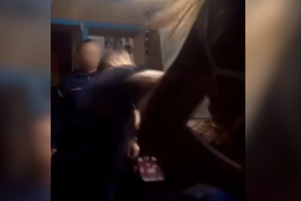 Suposto policial é flagrado agredindo mulher durante confusão no interior do Amazonas Suposto policial é flagrado agredindo mulher durante confusão no interior do Amazonas