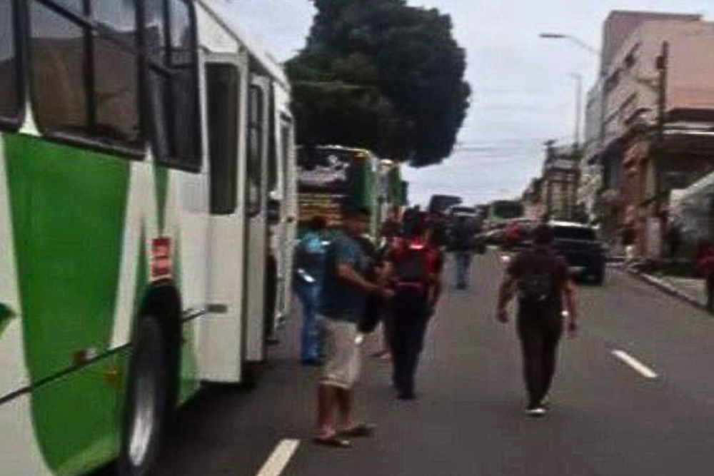 Rodoviários fazem paralisação no Centro de Manaus contra escala 6×1