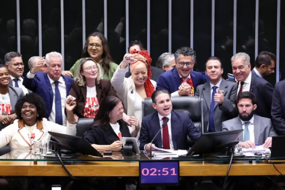 Câmara aprova, em dois turnos, PEC pelo fim da escala 6x1