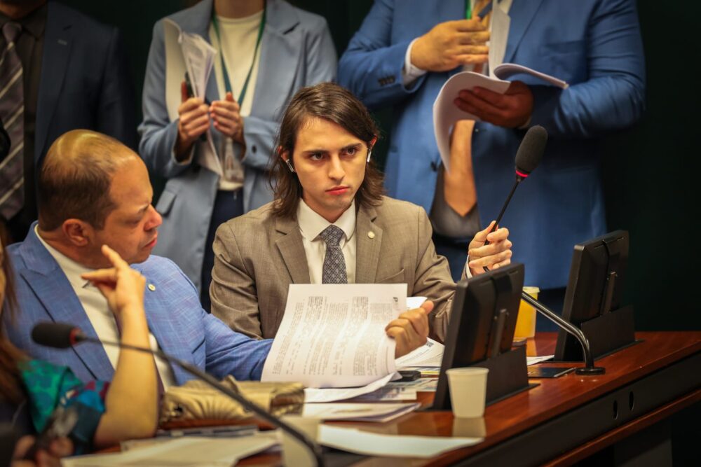 Amom vota pelo fim da escala 6x1 e defende a Amazônia