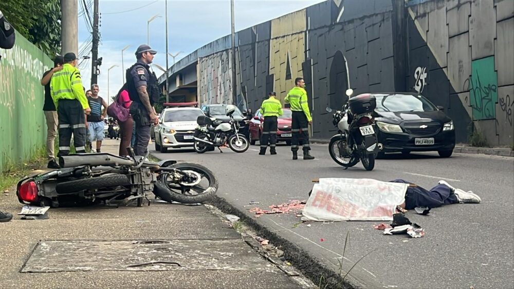 Motociclista morre após colisão com caminhão e trânsito trava na Rodrigo Otávio