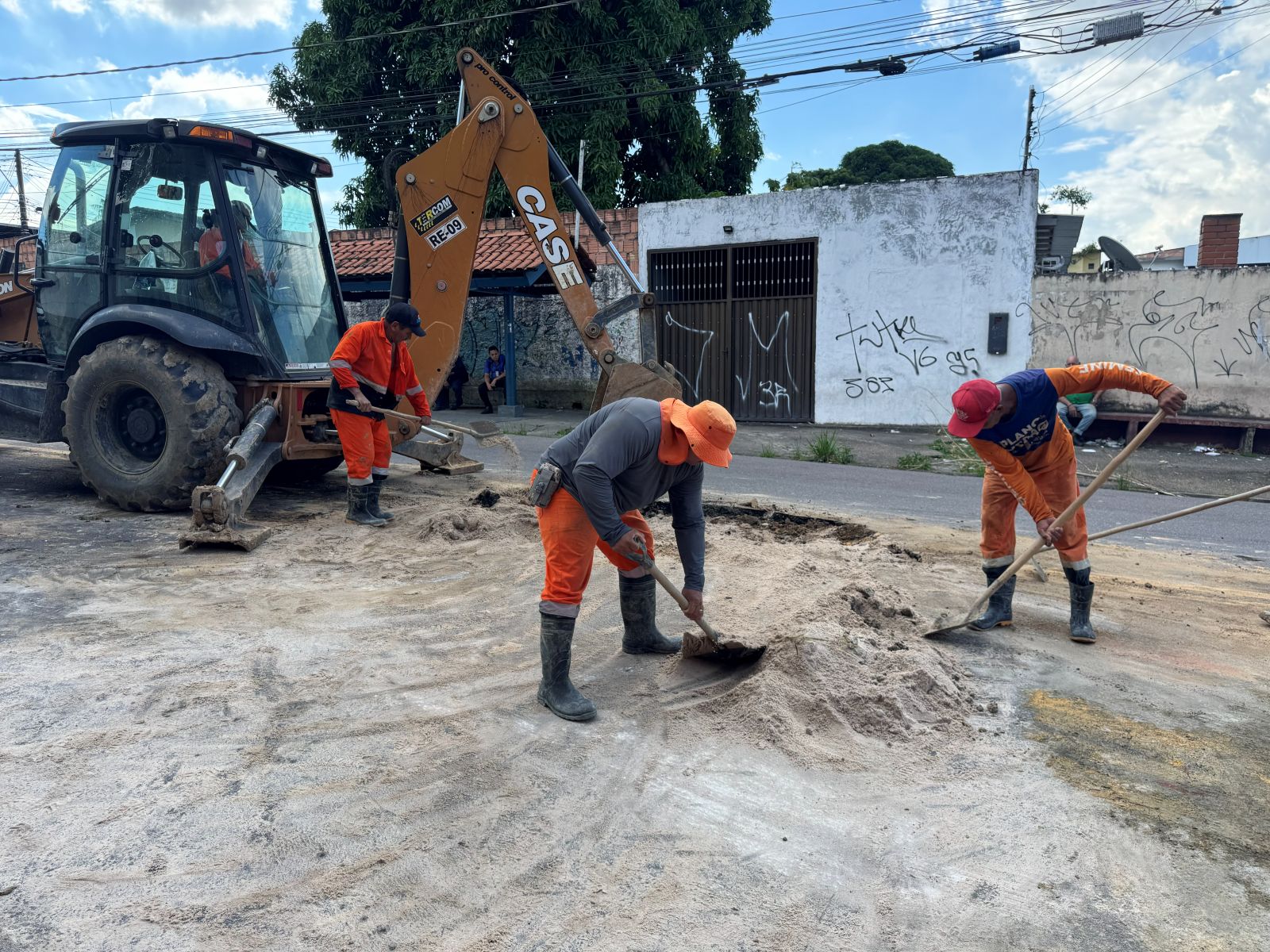 Obra de drenagem da Prefeitura melhora tr&aacute;fego e reduz riscos no bairro da Paz