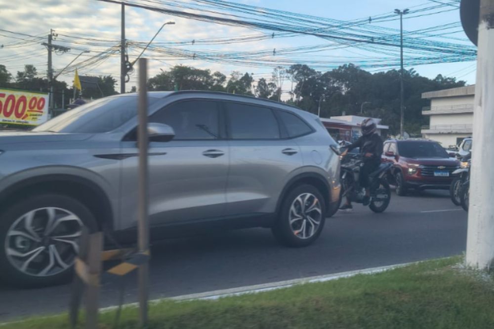 Colisão entre carro e moto deixa homem ferido na zona oeste de Manaus