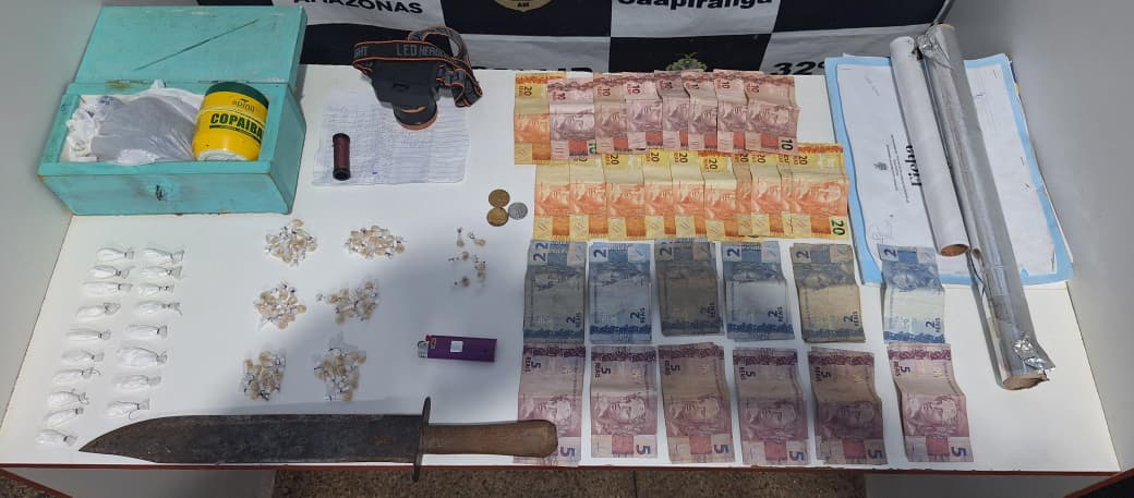 Polícia prende trio com mais de 80 trouxinhas de entorpecentes em Caapiranga