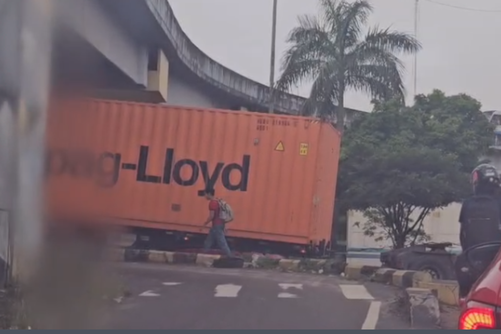 Carreta fica presa em rotat&oacute;ria e causa longo congestionamento na zona sul de Manaus