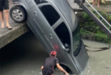 Veículo cai em igarapé durante passagem por ponte em comunidade da Zona Leste de Manaus