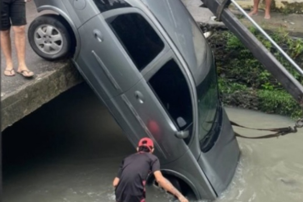 Veículo cai em igarapé durante passagem por ponte em comunidade da Zona Leste de Manaus
