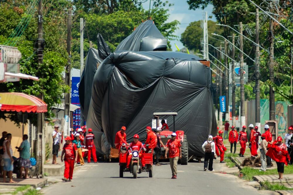 Garantido transporta alegorias cedo e Festival de Patintins ganha ruas. Veja