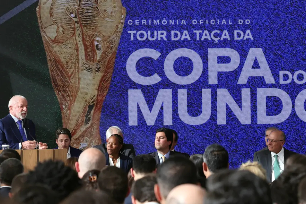 Lula sanciona lei da Copa do Mundo Feminina e reconhece pioneiras
