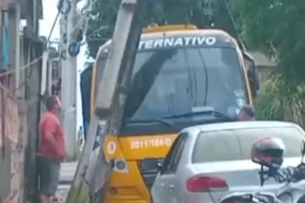 Amarelinho derruba poste após colisão e provoca congestionamento na zona Norte de Manaus