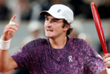 João Fonseca luta, mas dá adeus a Roland Garros após revés para Mensik