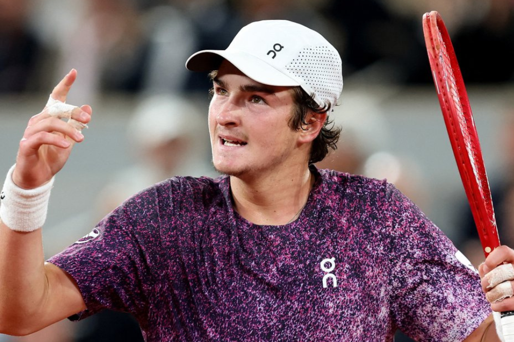 João Fonseca luta, mas dá adeus a Roland Garros após revés para Mensik