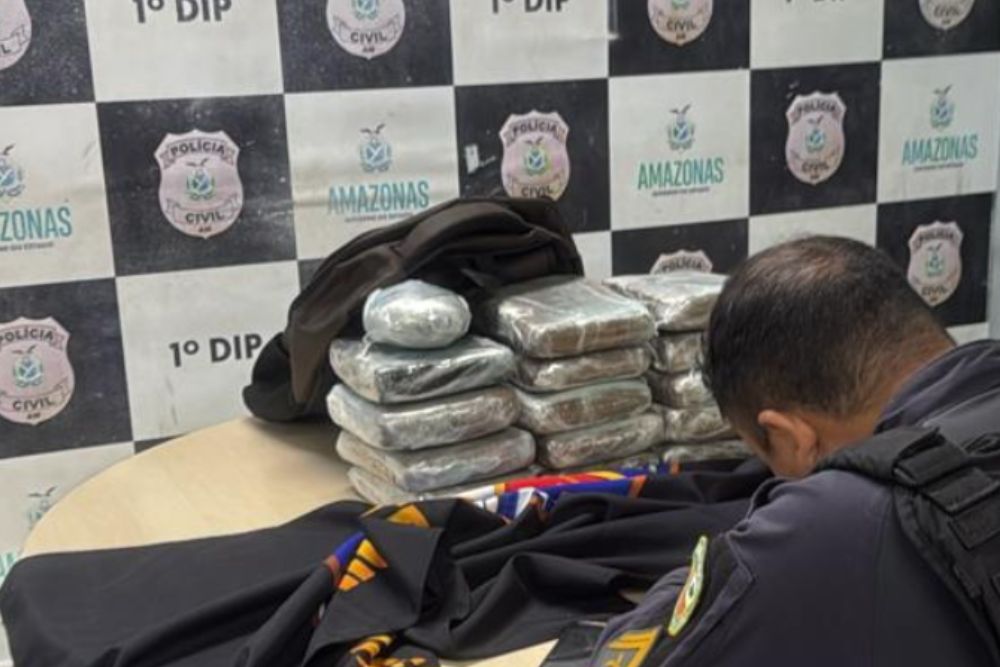 Jovem &eacute; preso com 15 tabletes de maconha ao desembarcar em porto de Manaus