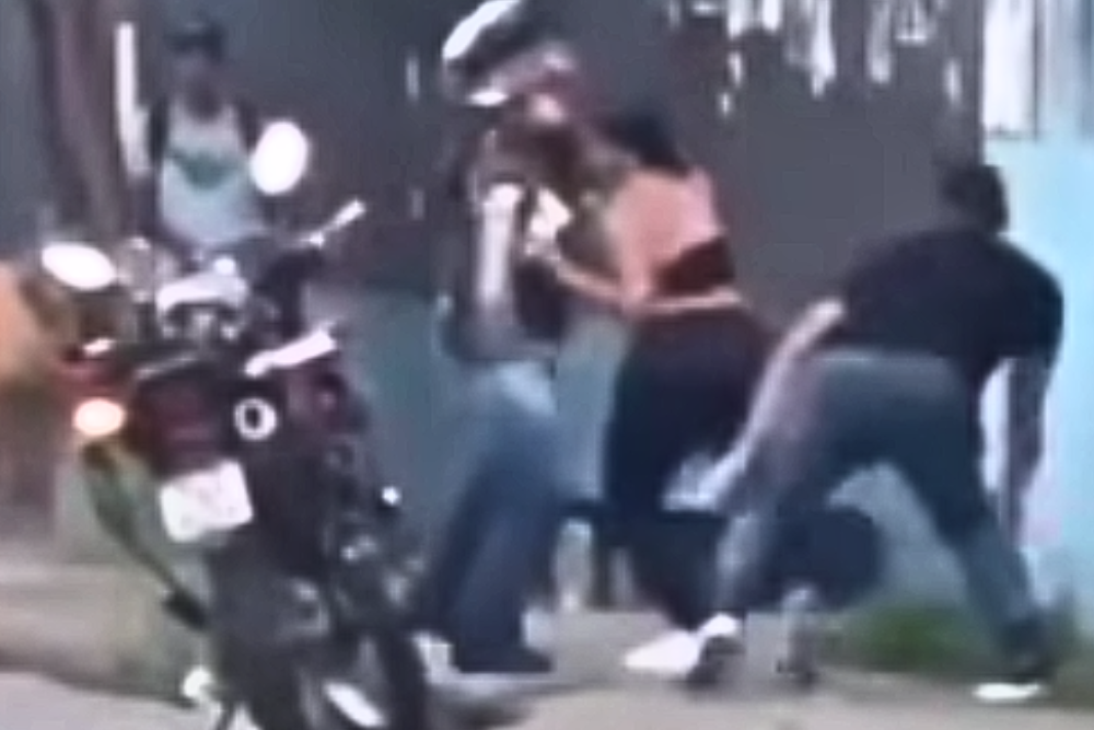 Mototaxista saca faca durante discussão e é contido por mulher em Manaus