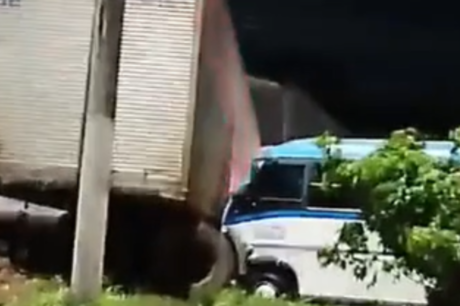 Colisão entre carreta e micro-ônibus provoca congestionamento e deixa veículo destruído em Manaus