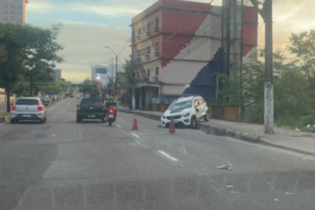Capotamento após batida causa transtornos no trânsito da Djalma Batista