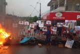 Após morte de jovem, moradores fecham avenida e fazem protesto em Manaus