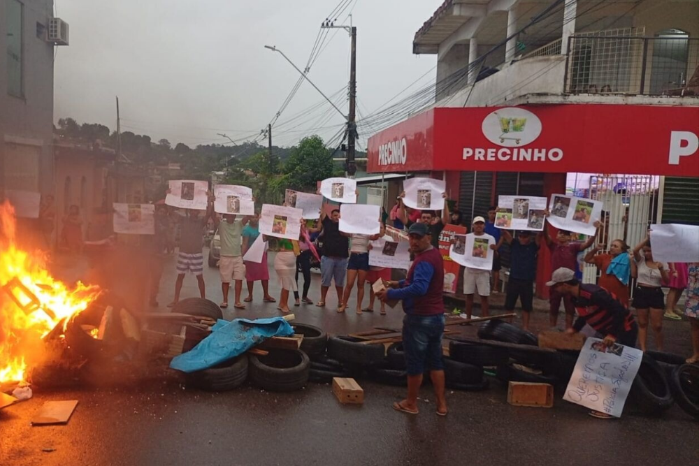 Após morte de jovem, moradores fecham avenida e fazem protesto em Manaus
