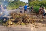 Sem energia há três dias, moradores interditam trecho da BR-174 em Presidente Figueiredo
