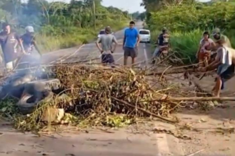 Sem energia há três dias, moradores interditam trecho da BR-174 em Presidente Figueiredo