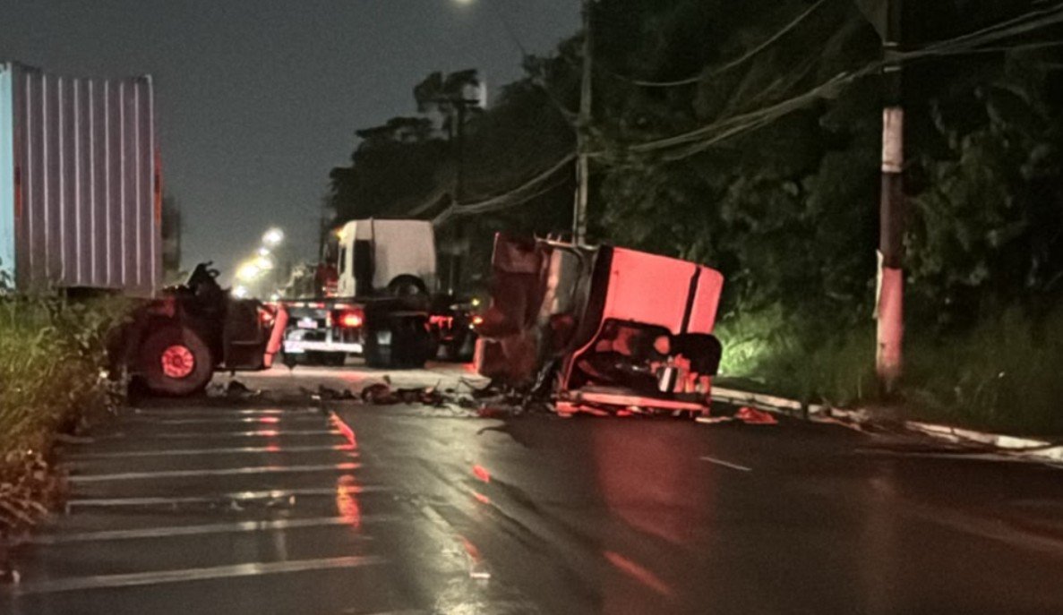 Batida entre carreta e caminh&atilde;o-guincho provoca congestionamento no Distrito Industrial