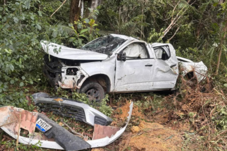 Acidente na AM-010 termina com picape destruída e três pessoas feridas