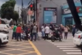 Motociclista é arremessado após colisão com carro no Centro de Manaus