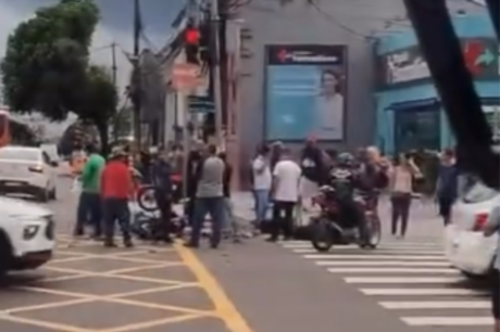 Motociclista é arremessado após colisão com carro no Centro de Manaus