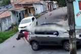 Motociclistas são lançados ao chão após batida com carro na zona leste de Manaus