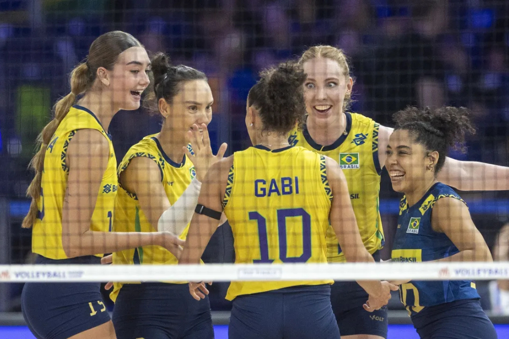 Brasil derrota Itália em jogo emocionante e segue com campanha perfeita na Liga das Nações