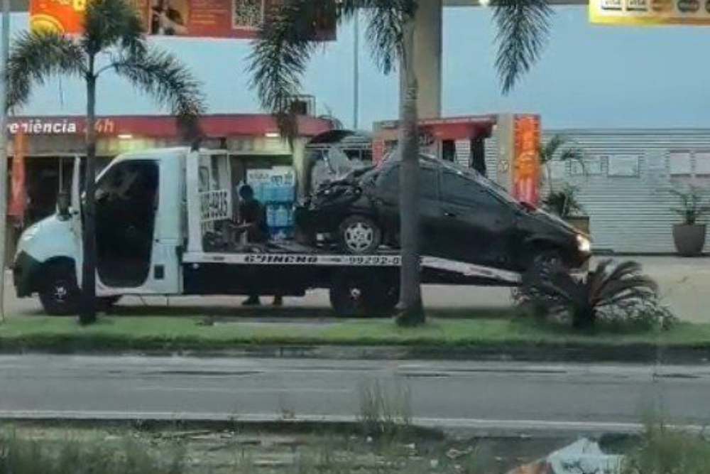 Capotamento deixa dois feridos na Torquato Tapajós