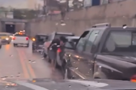 Engavetamento entre quatro veículos provoca lentidão em viaduto de Manaus
