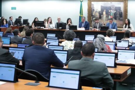 Deputados analisam PEC que reduz a maioridade penal