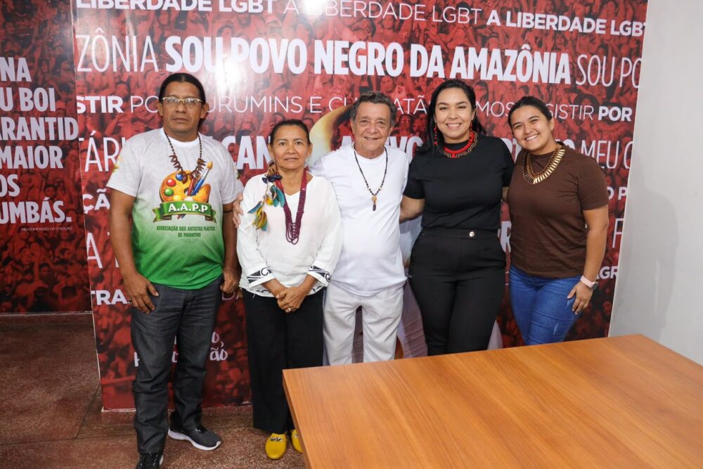 Garantido apoia feira indígena em Parintins
